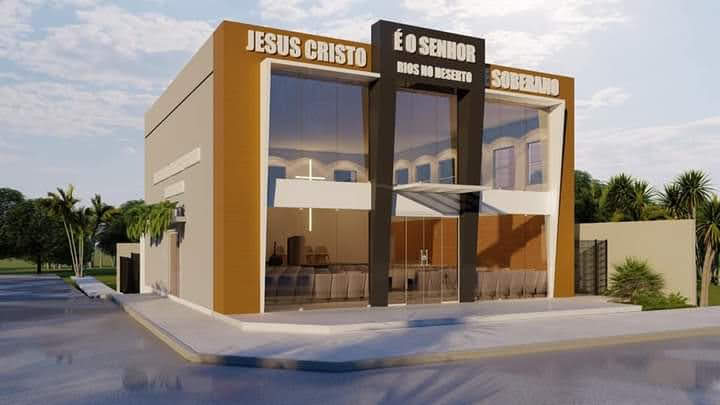 Vista em ângulo do templo, fachada lateral e frontal com letreiro e cruz visível